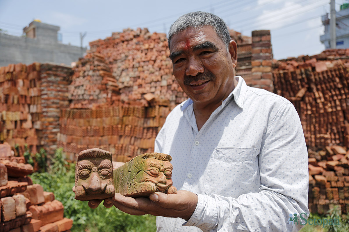 हिराकाजी महर्जन आफूले बनाएको इँटा देखाउँदै। तस्बिरः नवीनबाबु गुरूङ/सेतोपाटी